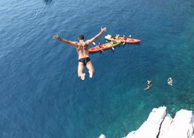 Cliff jumping in Brela on a sea kayaking tour